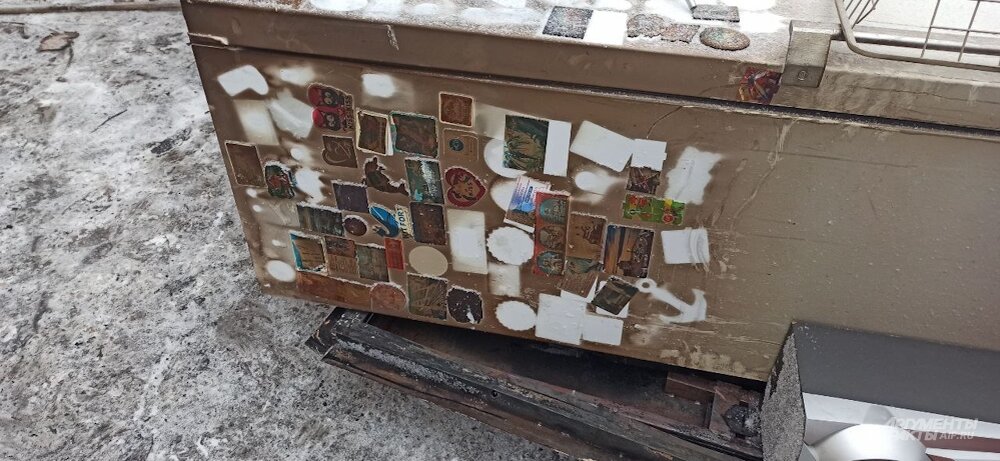    Эти обугленные наклейки на боку сгоревшего холодильника и головешки, оставшиеся от мебели — все, что осталось от единственного жилища Валерии Первых и ее двухлетнего ребенка. Фото:  АиФ/ Сергей Владимиров.