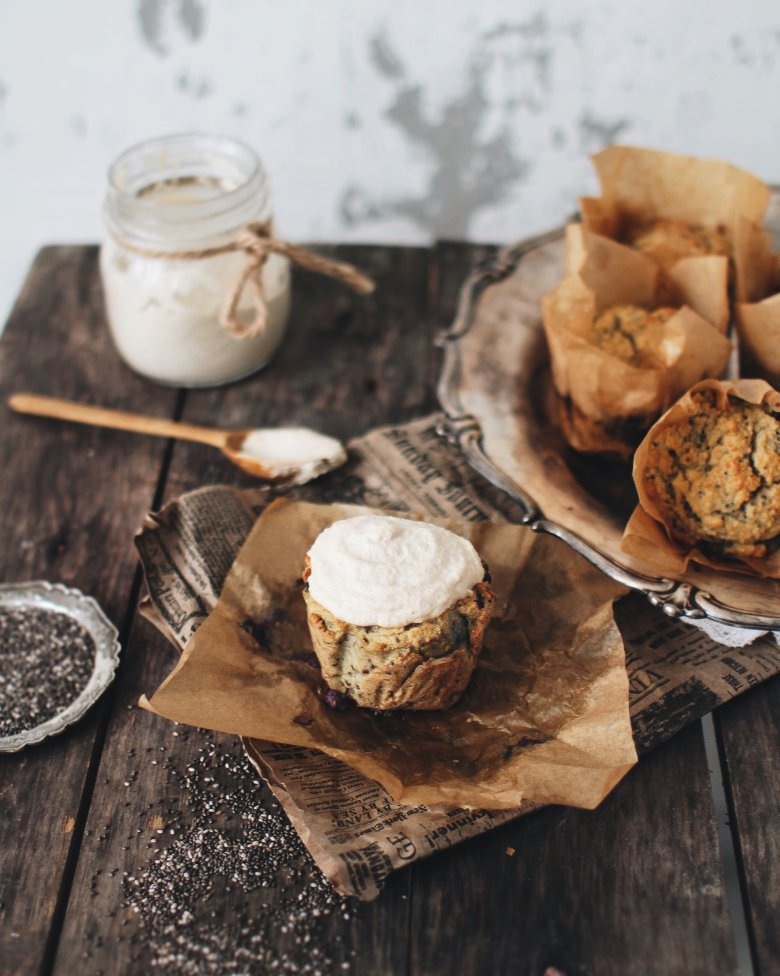 Ингредиенты 
тесто:
100 г сахара
100 мл кокосового молока
50 г кокосовой стружки
1 яйцо
2 ч.л. разрыхлителя
150–170 г муки
крем:
100 г белого шоколада
250 мл сливок 33–35%
50 г кокосовой стружки