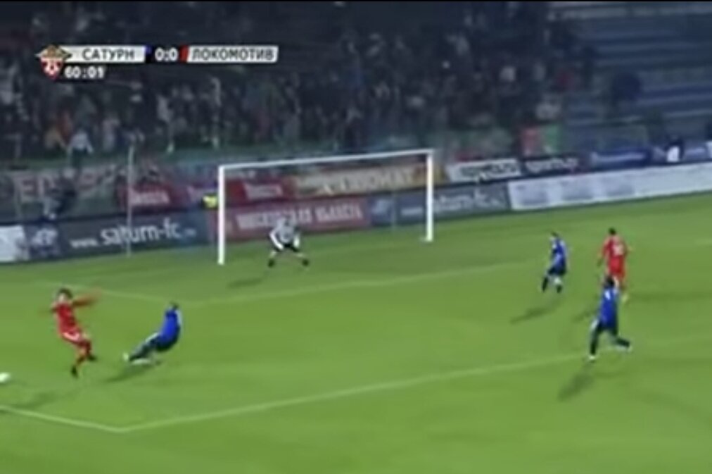 2010 год. Раменское. "Сатурн" - "Локомотив" - 0:1. Алан Гатагов (слева) исполняет элемент из фигурного катания.