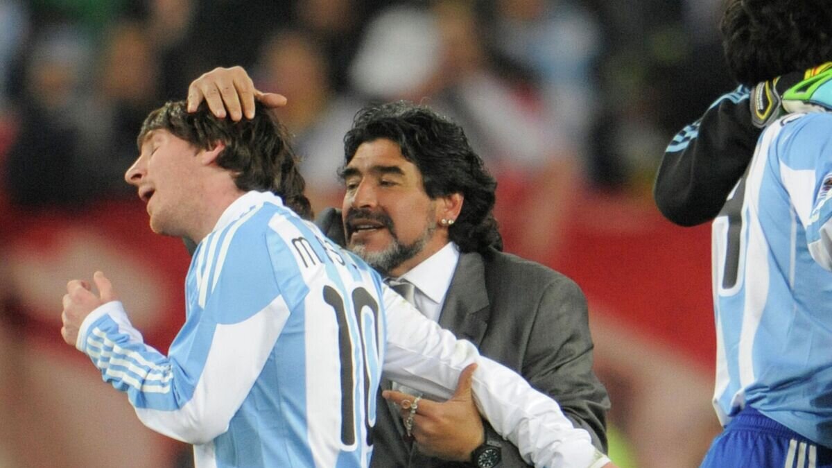    Аргентинский нападающий Лионель Месси и главный тренер сборной Аргентины Диего Марадона© РИА Новости / Григорий Сысоев