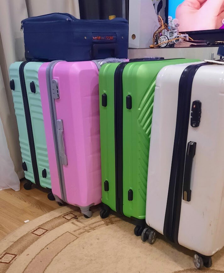 4 больших чемодана и маленький ручной клади, поехавшие с нами в новую жизнь. 2 не пережили перелёта и суровых условий стыковочных рейсов