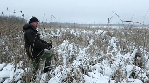 Работаем на своем участке возле дома на берегу озера. Проваливаясь под лёд озера , боремся с природой!..