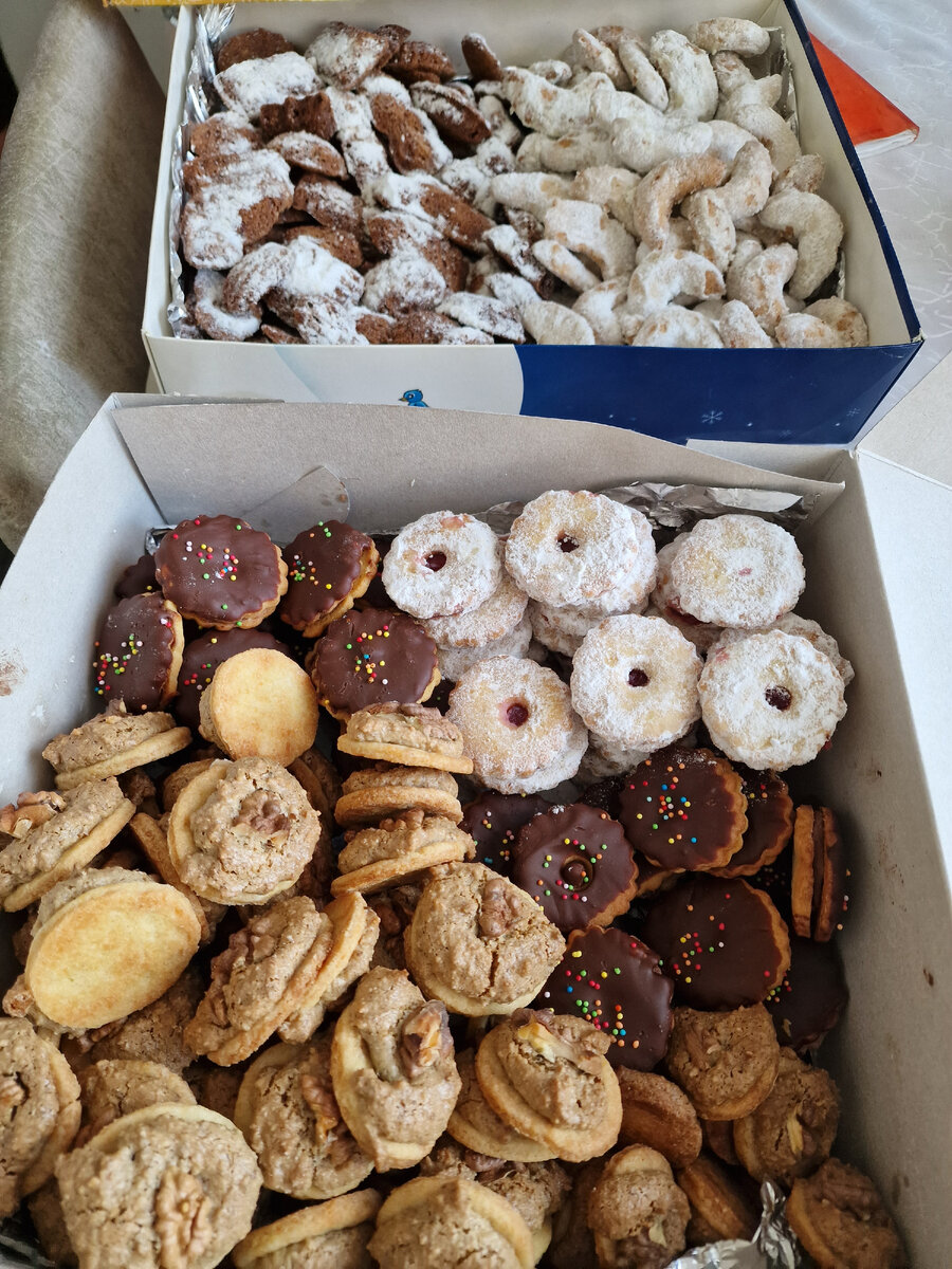 Вот уже сколько печенья у свекрови. А у меня 2 вида пока 😀