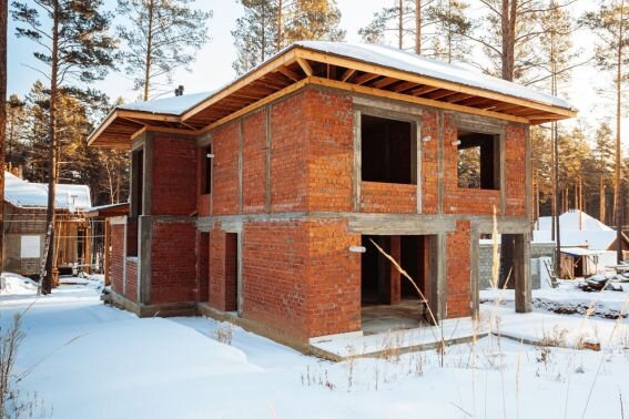 Вполне себе бюджетный каркасный дом из кирпича. Источник фото: https://homestroy38.ru/catalog/doma-ot-150-do-250-kv-m/proekt-zhemchuzhina-178/