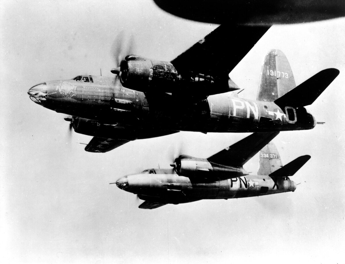 Американские бомбардировщики B-26 во время вылета на бомбардировку города Магдебург, 17 апреля 1945 года