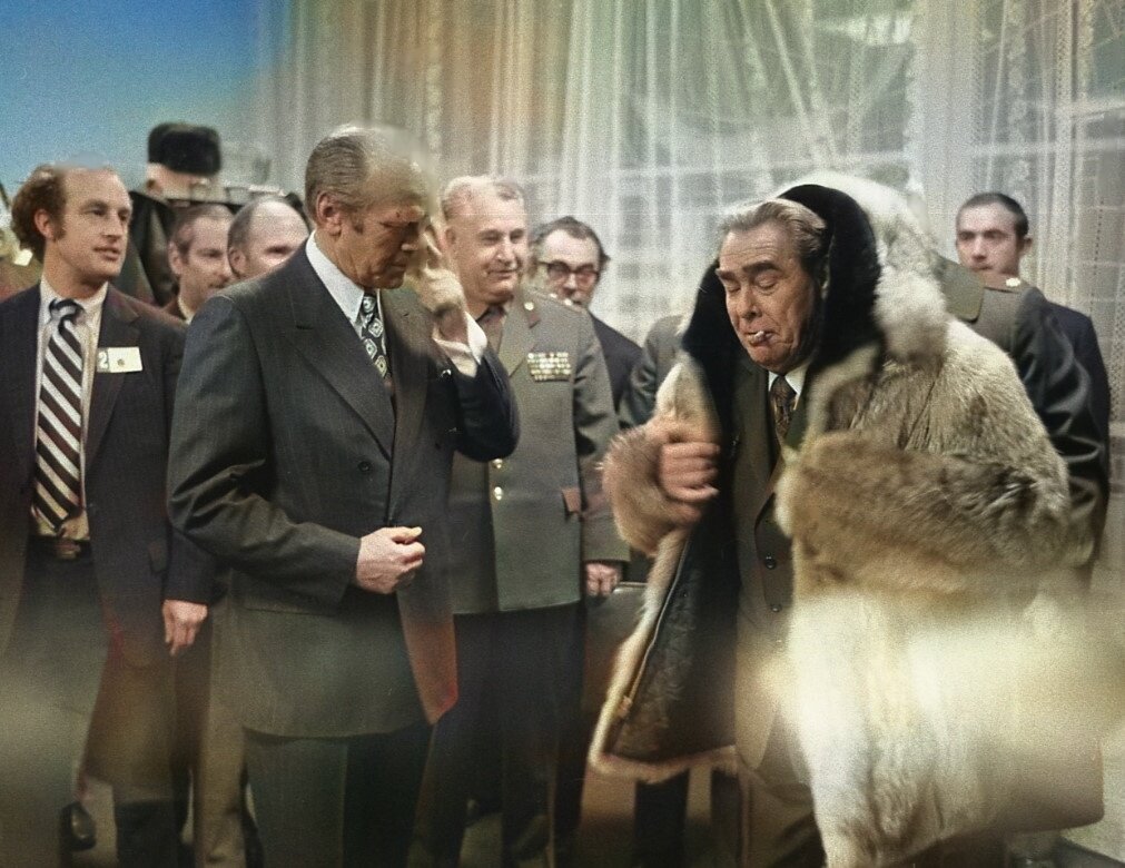 Президент Форд дарит волчью шубу, Владивосток, 1974 г. 