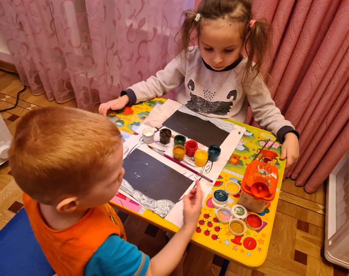 Анютка рисует с детьми зиму