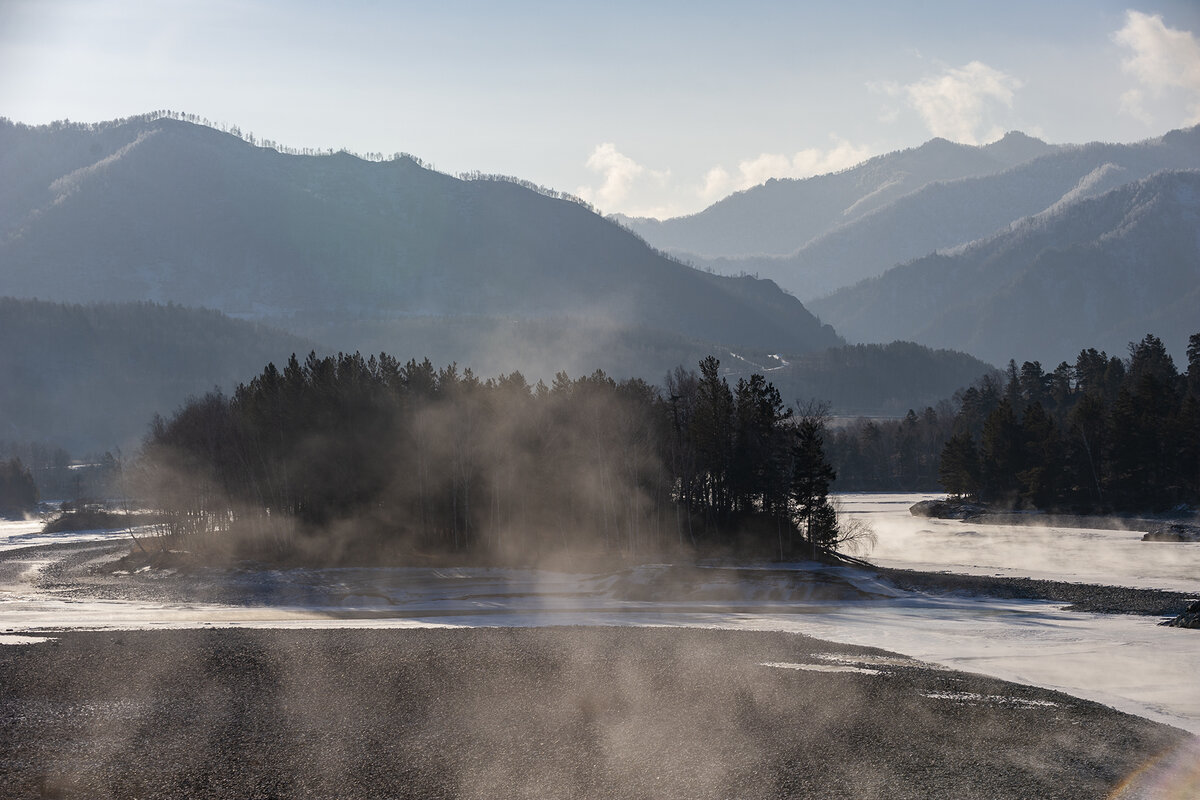 Окружающее пространство зимой на Катуни выглядит вот т ак - река парит, но до конца не замерзает из-за быстрого течения.