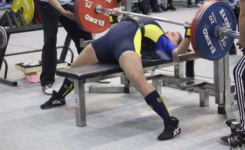 Красавица Анна Биржевая из Ульяновска жмет лежа 185 кг. Это больше чем я после 28 лет тренировок. 