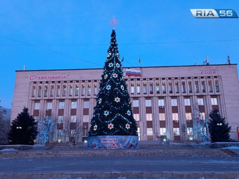    В Оренбурге установили главные окружные елки Белов Михаил Александрович