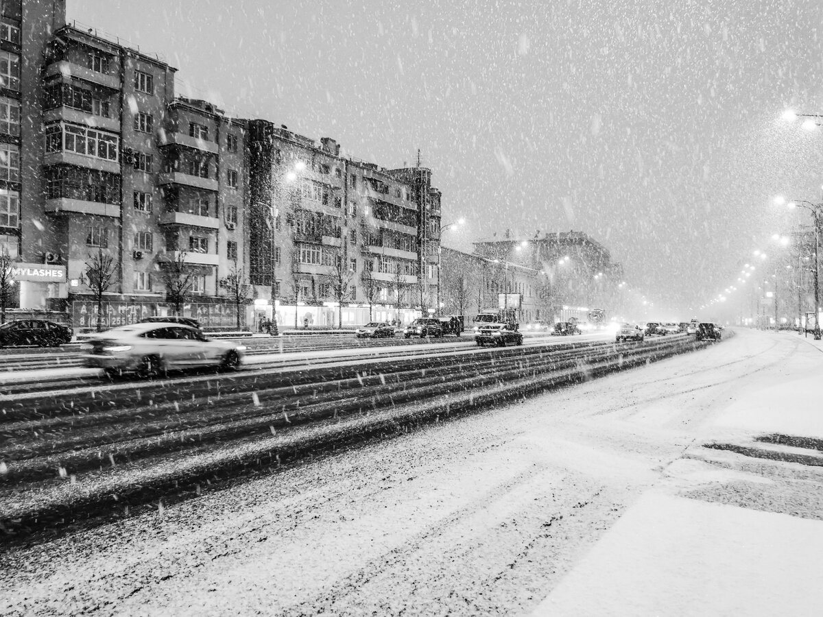 Почти такой же снимок, но уже в чб. Черно-белый снегопад тоже смотрится интересно, возникла идея как-нибудь сделать серию фотографий про черно-белую Москву.