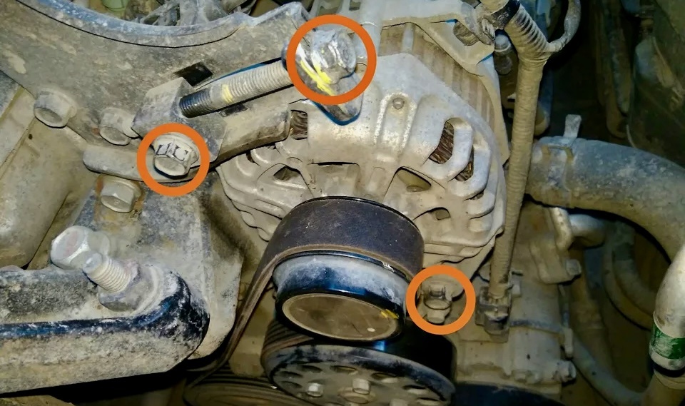 На фото я отметил те самые болты.