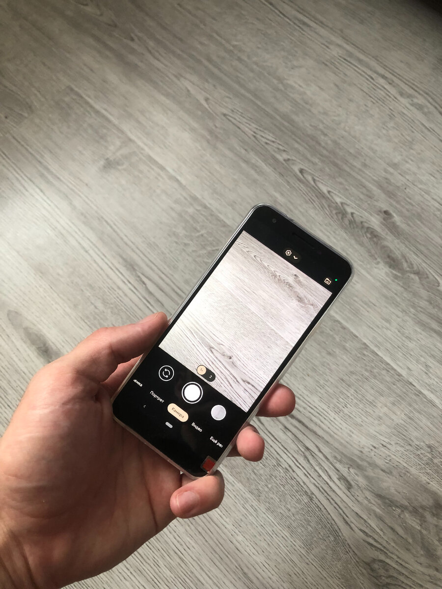 На фото google pixel 3a. Фотография сделана на iphone 8.