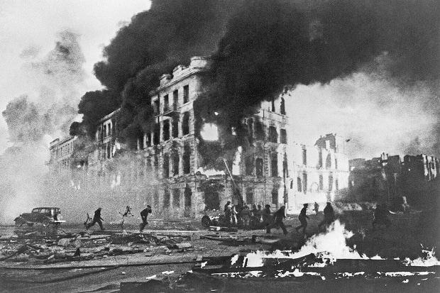 Мир ещё не видел такого бедствия! 23 августа 1942 года фашисты вышли к Волге, и 600 немецких самолётов начали бомбить Сталинград. 200 дней шла борьба за каждый метр земли. 400 тыс. жителей и 300 тыс.