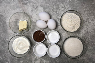 Как сделать классический советский торт Зебра? Подготовьте продукты. Чтобы бисквит хорошо поднялся, все ингредиенты должны быть комнатной температуры. Поэтому выньте их заранее из холодильника. Сливочное масло растопите любым способом, оно должно остыть к моменту взбивания яиц. Яйца вымойте и обсушите салфетками.