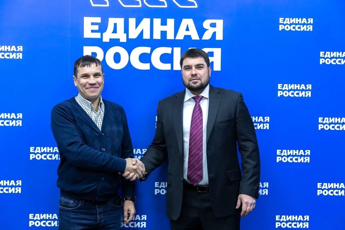 Депутат Павел Кузьмин вместе с многодетным отцом в ходе личного приема