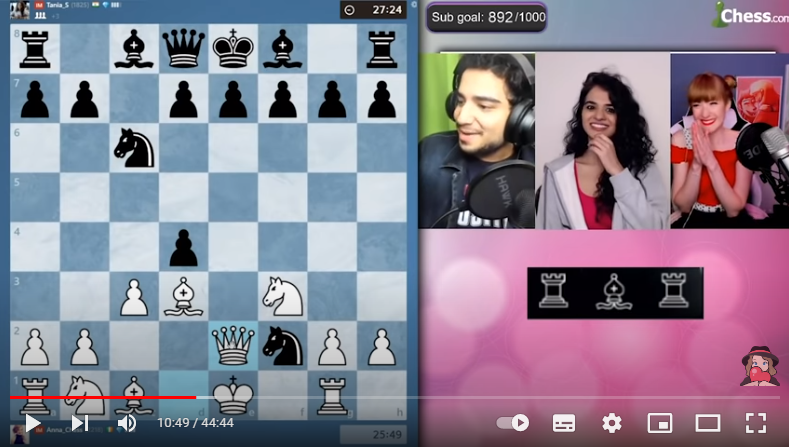 Партия на сайте Chess.com между двумя известными шахматистками с посредником, который бросает кости.