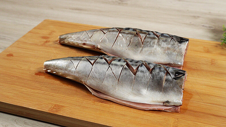 Запечённая рыба с картошкой - отличный ужин для всей семьи. В этой статье расскажу вам о рецепте приготовления скумбрии с картофелем в духовке.-2-2