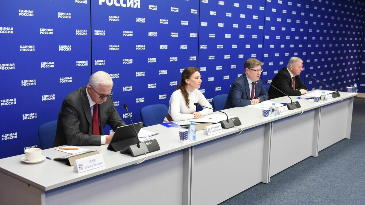     Законопроект о занятости, подготовленный «Единой Россией» и Министерством труда и соцзащиты РФ, нацелен на профилактику безработицы. К тому же он дает доступ к услугам в сфере занятости для новых категорий граждан: трудоустроенных, ищущих новую работу или находящихся под риском увольнения.
