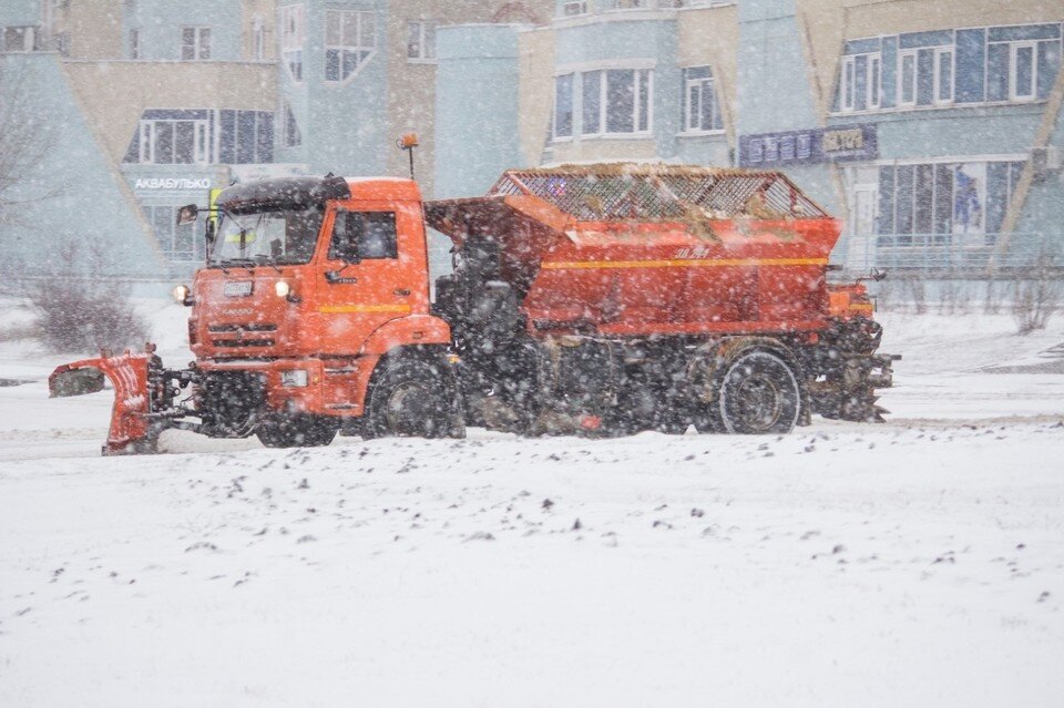     В Липецке борются с последствиями ночного снегопада  Пресс-служба администрации города Липецка.