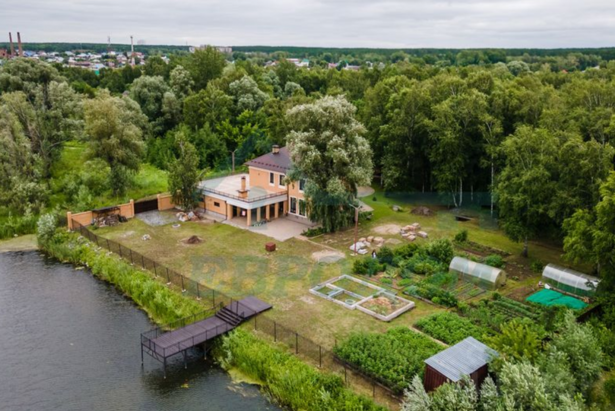    В Новосибирске продают коттедж с пирсом за 47 миллионов рублей