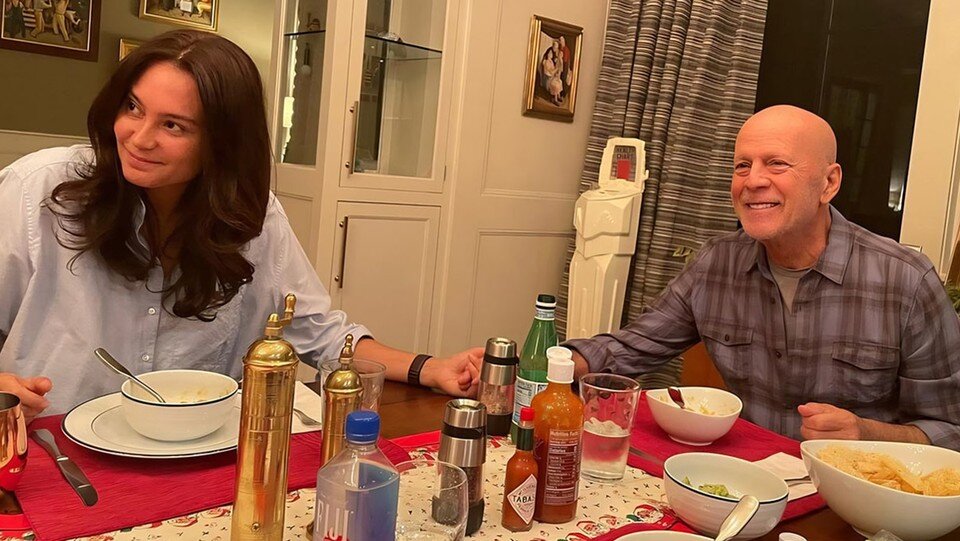     Семейный ужин в компании супруги Эммы Хеминг Уиллис.  Личная страница героя публикации в соцсети