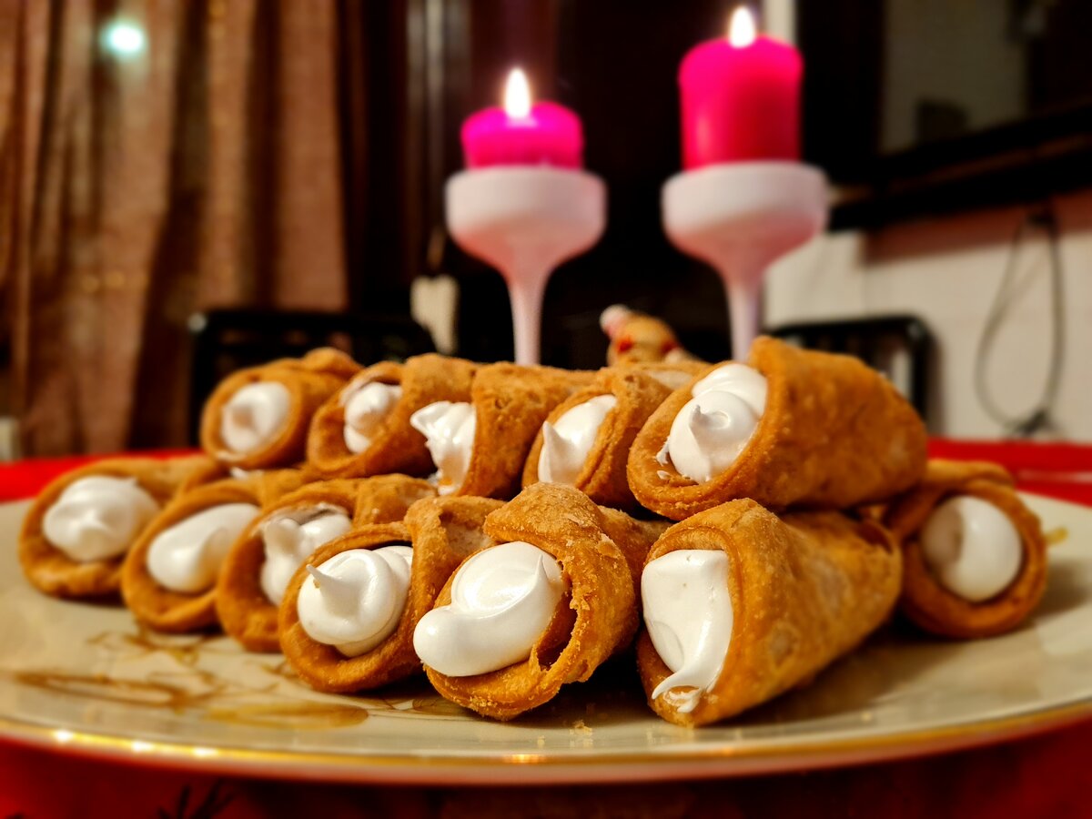 Канноли с белковым кремом