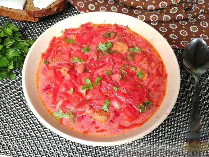 свинина, фасоль консервированная, свекла, капуста белокочанная, картофель, лук репчатый, морковь, масло растительное, сметана, томат-паста, уксус, сахар, лавровый лист, перец душистый горошком, соль, зелень