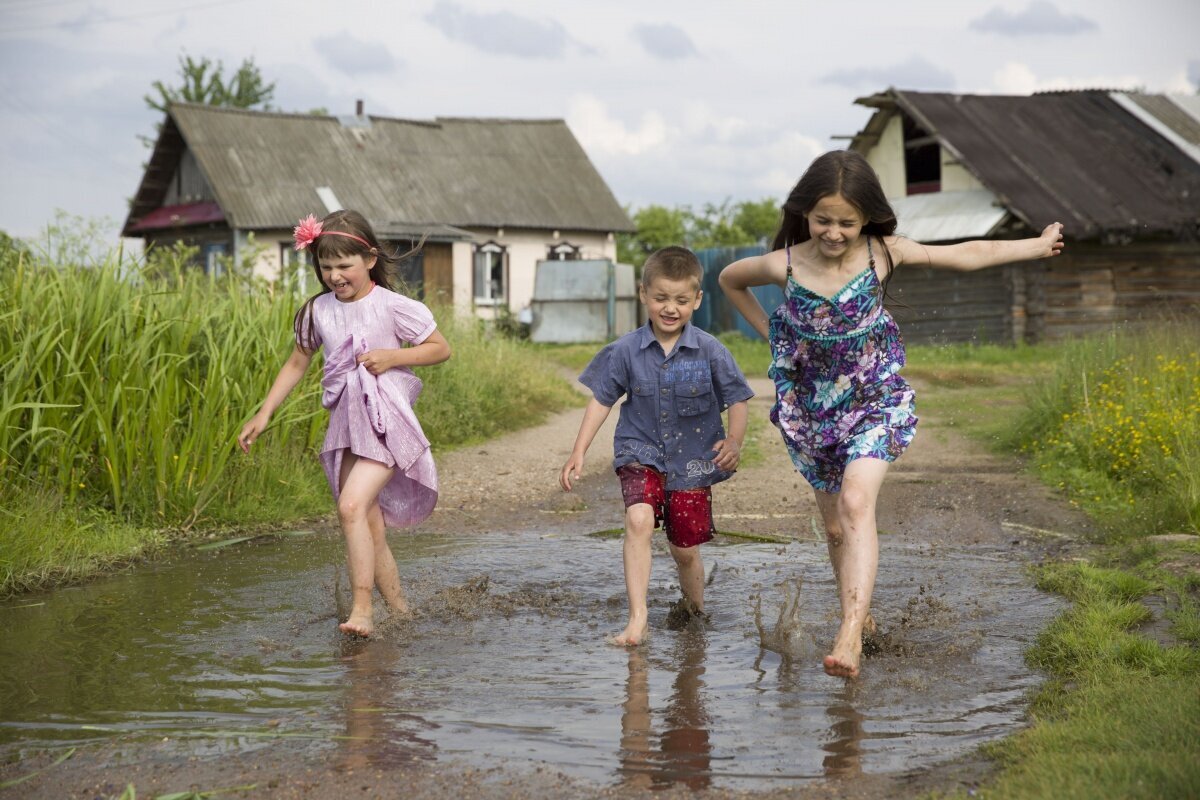 Весело ходить. Босоногое детство в деревне. Лето в деревне дети. Девочка в деревне. Босиком в деревне.