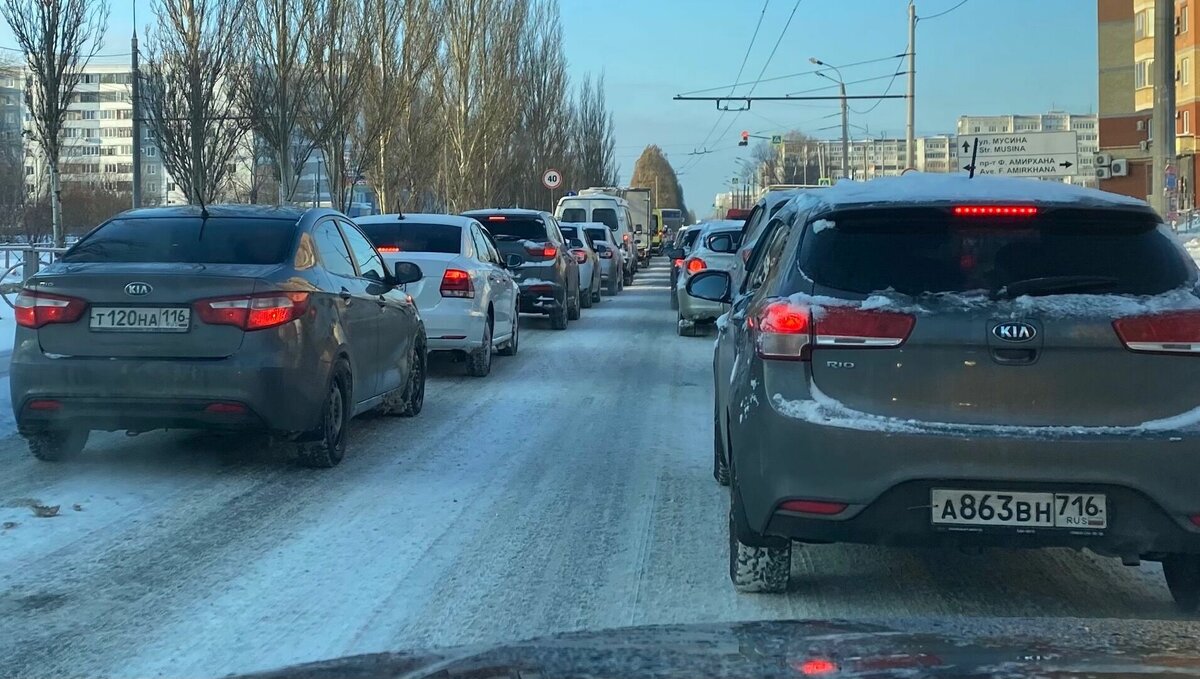     В Казани продолжается уборка снега с проезжих частей, пешеходных тропинок и дворов. В каком состоянии находится столица Татарстана и как обстоят дела с пробками — в материале от Inkazan.