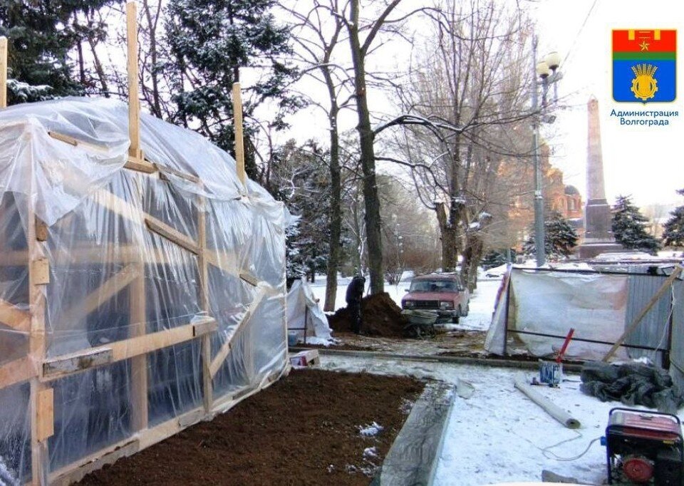     Во время работ братскую могилу накрыли шатром. Фото: Администрация Волгограда.
