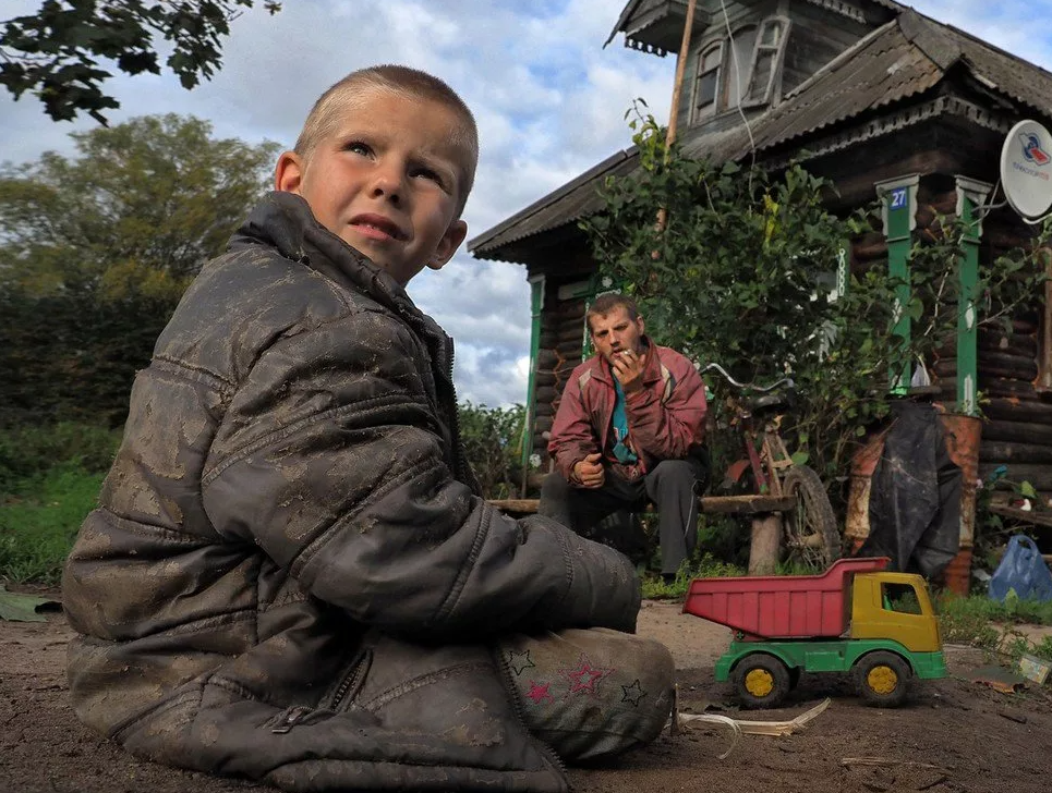 Городской человек в деревне. Глубинка России. Нищие в деревне. Деревня жителей. Российские деревни в глубинке.