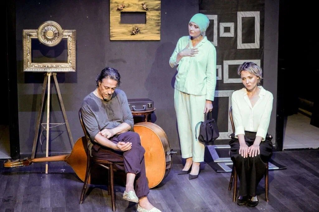 сцена спектакля "Сёстры"