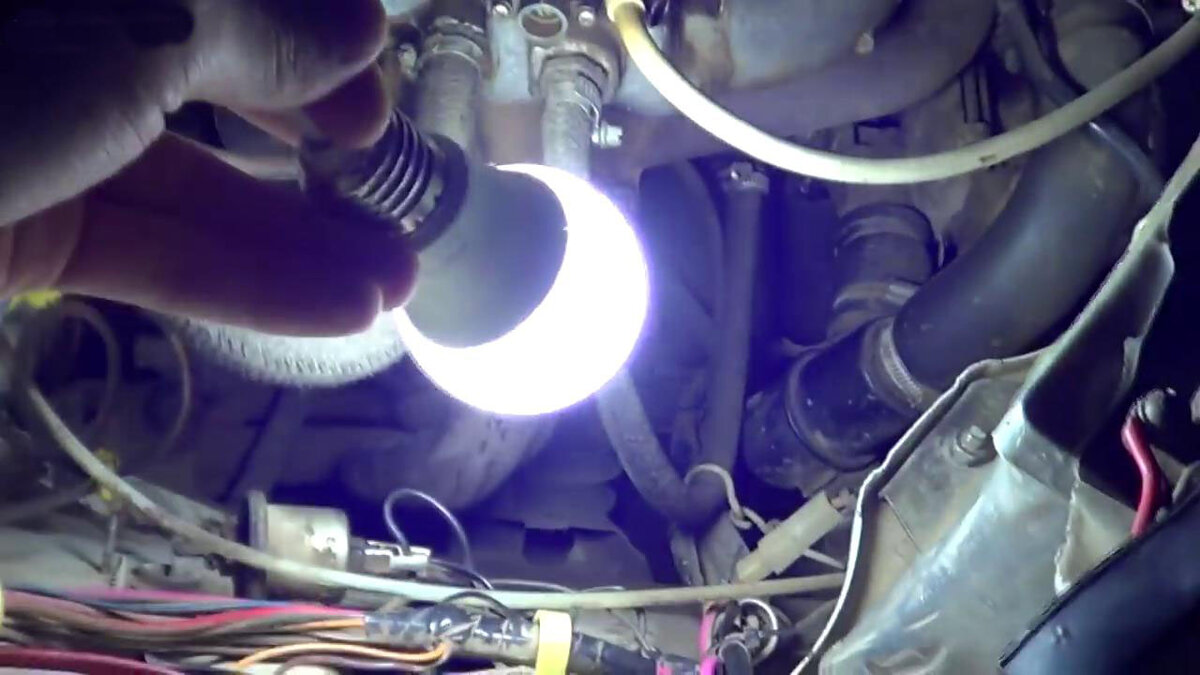Переносной светильник для автомобиля из перегоревшей лампочки
