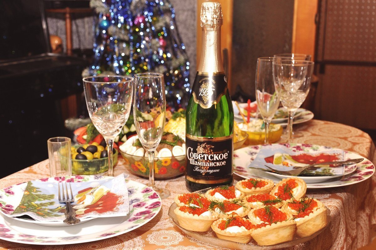 Праздничный стол новый год икра шампанское
