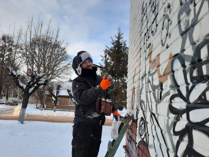     Росписью стен занимаются художники из Санкт-Петербурга