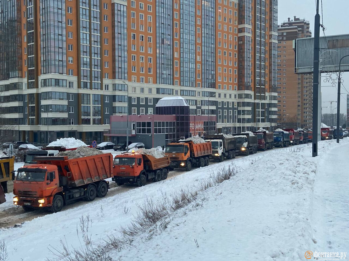 В Петербурге грузовики стоят в очереди на сдачу снега. У них появился  пункт-фаворит | Фонтанка.ру | Дзен