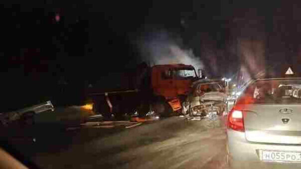     В Удмуртии на трассе столкнулись легковой автомобиль и КамАЗ, один человек погиб. Об этом сообщается в телеграм-канале «Темная Удмуртия».