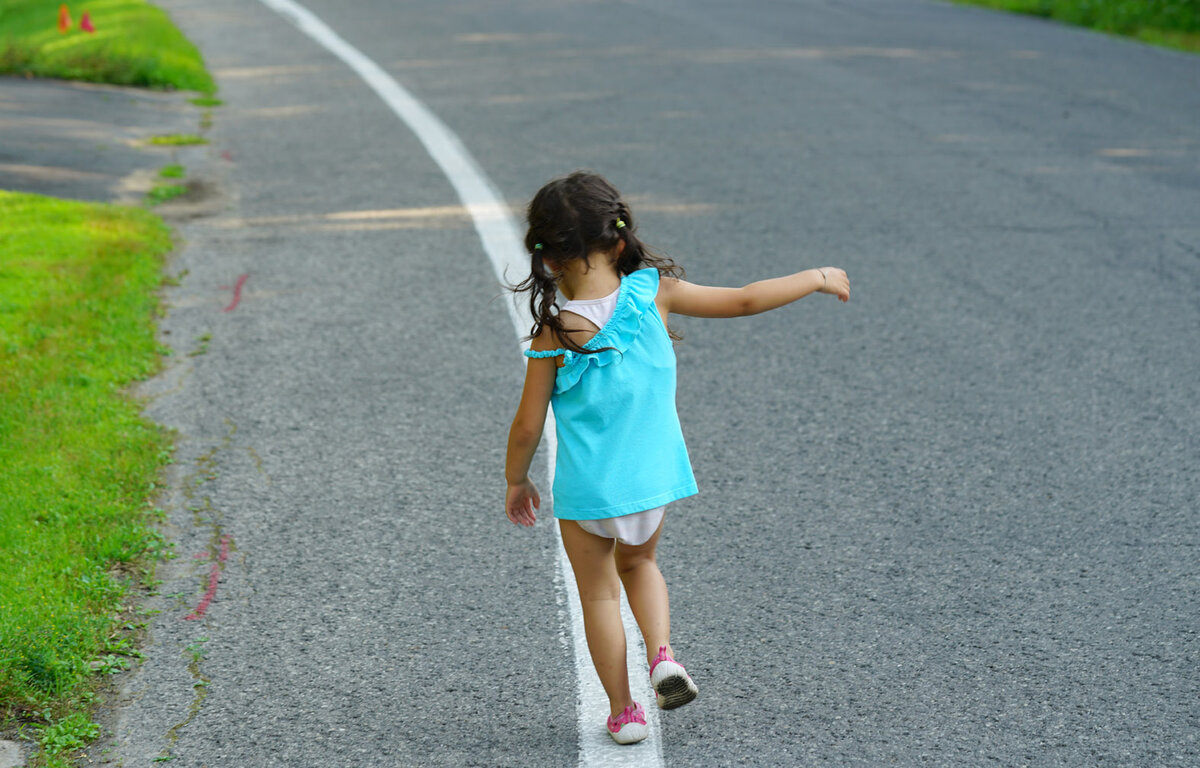 Ребенок выбежал на дорогу. Девочка на дороге. Дети на дороге. Девочка идет по дороге. Дети идут по дороге.