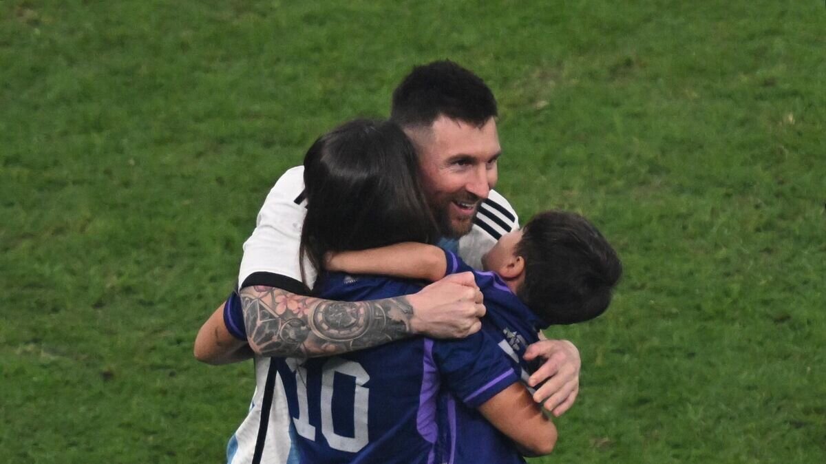    Игрок сборной Аргентины Лионель Месси с женой и детьми© РИА Новости / Григорий Сысоев
