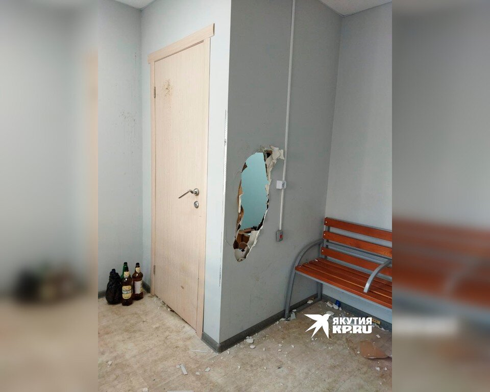     Разгромленная остановка «Новопортовская» в Якутске. Фото: KP.RU