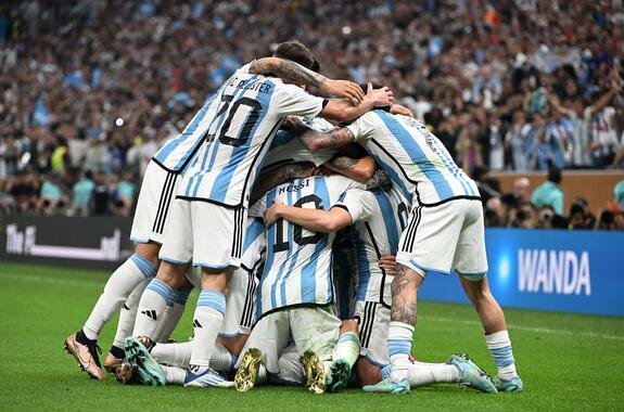    Сборная Аргентины празднует первый гол в матче, забитый Месси с пенальти. Фото: IMAGO/Matthias Koch/globallook.com