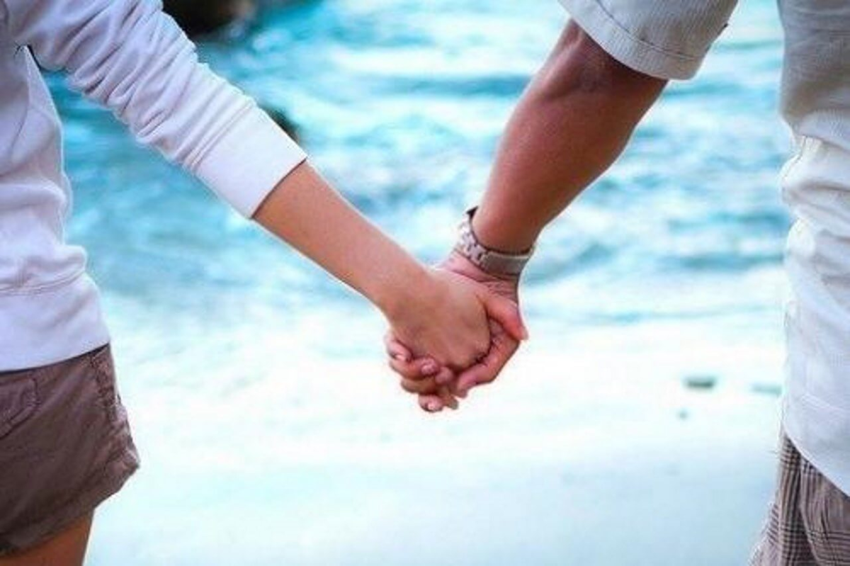 Любовь меняет жизнь. Держит за руку. Влюбленные держатся за руки. Руки влюбленных. Счастливые влюбленные.
