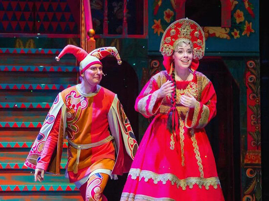     Царевна Несмеяна (Анастасия Фадеева) и Шут (Сергей Батов). / Герман Жигунов