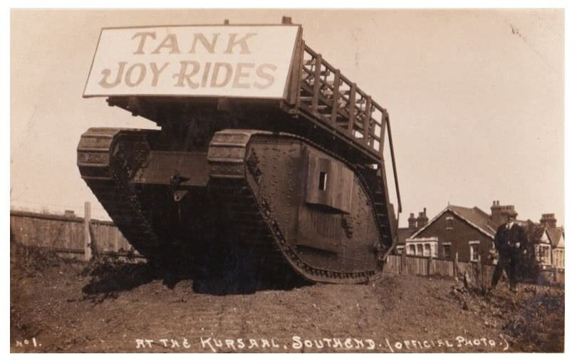 Советский танк с двумя дулами. Кавз бтр80. Танковая автобус. Танк маршрутка. Автобус танка.