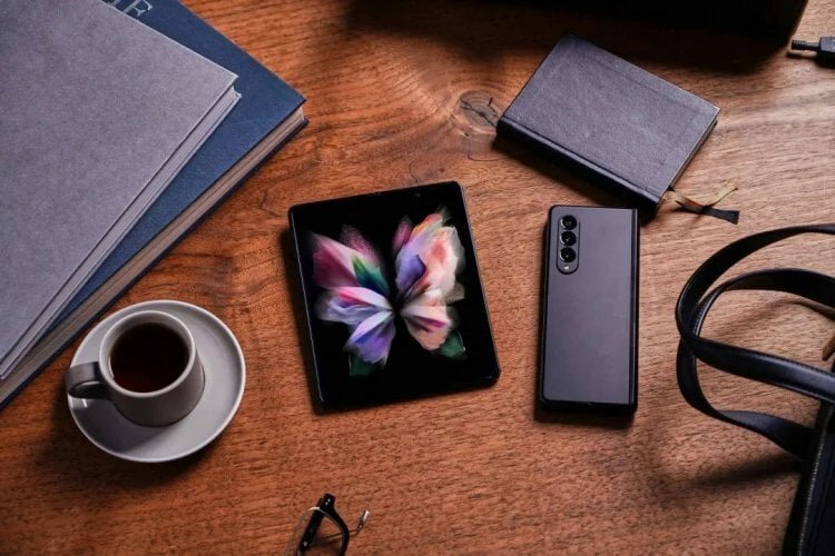   Galaxy Fold выглядят достаточно стильно. Но удобно ли его использовать из-за толщины — большой вопрос.