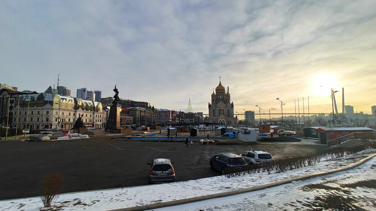     Владивосток активно прихорашивается к Новому году. Во всех районах города устанавливают праздничные ели, а на центральной площади столицы ДФО начался монтаж новогоднего городка.