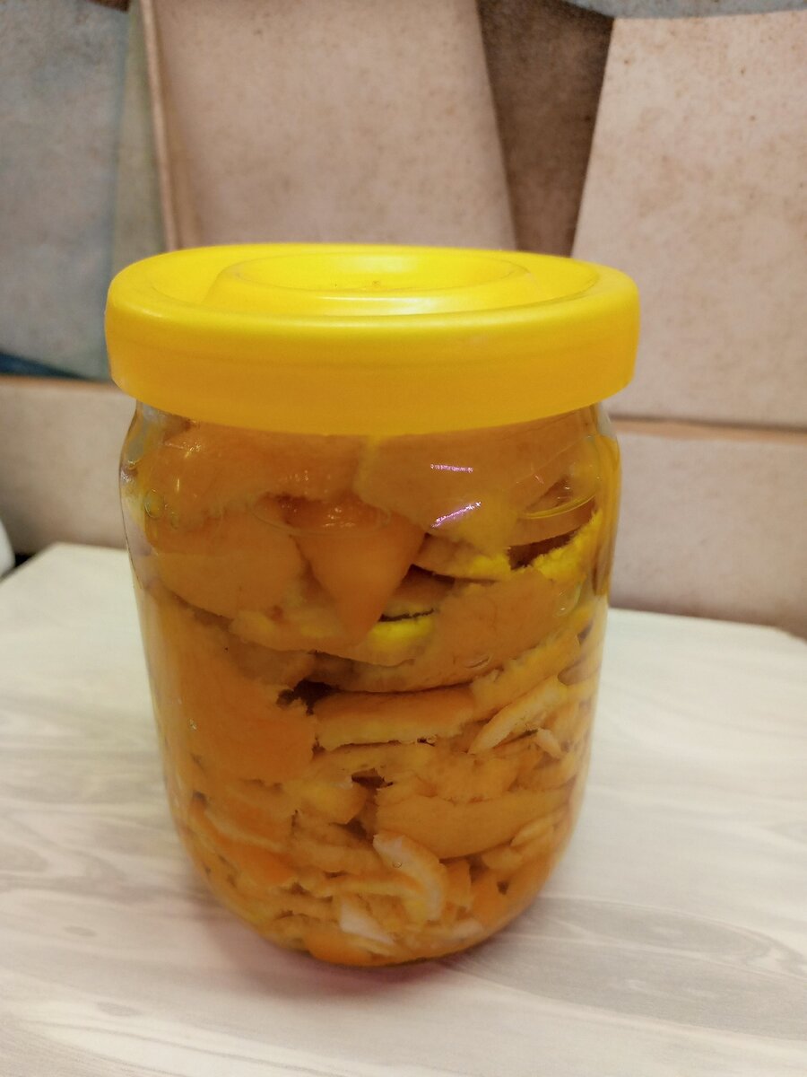 Мой спрей настаивается уже неделю. Запах уксуса почти пропал, а аромат мандаринов усилился.