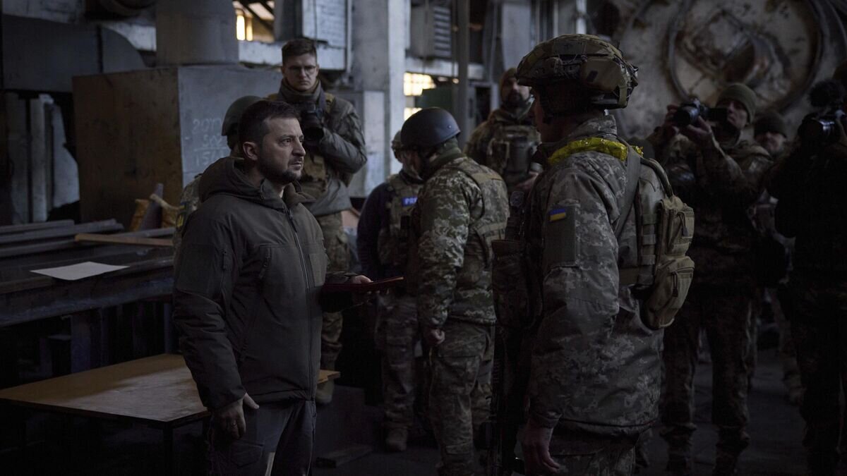    Президент Украины Владимир Зеленский во время посещения Артемовска (Бахмута)© AP Photo / Ukrainian Presidential Press Office