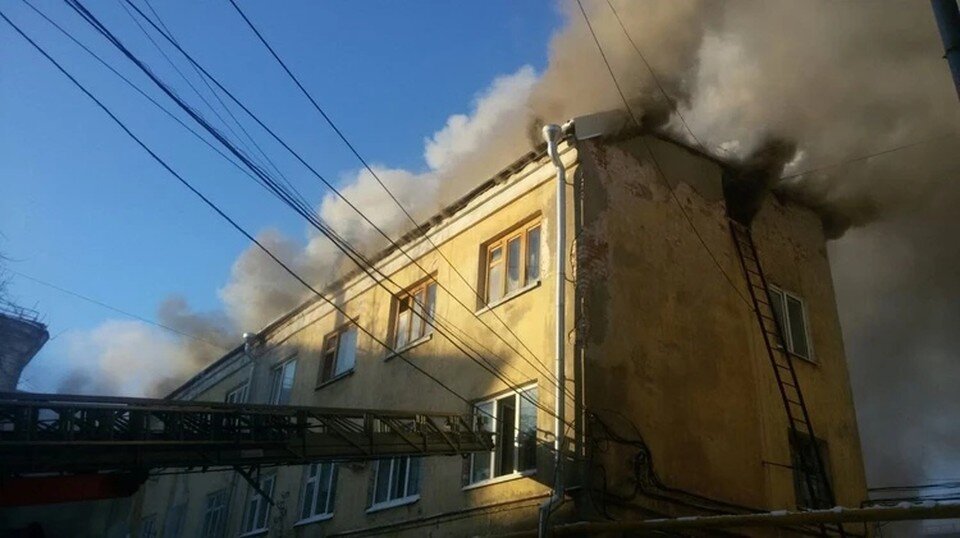     В квартире мужчины вспыхнули занавески, а воды не было. Фото: ГУ МЧС по Самарской области